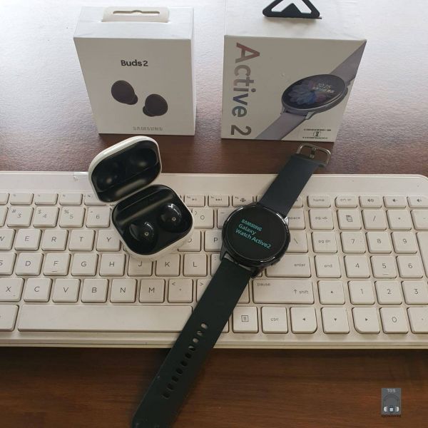 *Samsung Luxury Duo Combo 2023* ❤️  *Samsung Galaxy Active 2*  -With On Off Logo -OLED Premium Display  -Bluetooth Dialpad -Bluetooth call -Phone book list -Motion/Heart rate/Blood pressure/Sleep detection -Bluetooth Music -Calendar -All app Notifications  -More than 15 faces -Both Android and iOS compatible -Crown Working   *Samsung Wireless Buds 2*  -Upto 6 hour battery backup  -Premium sound and bass quality  -With touch sensors for controls  -Inbuilt microphone for calls  -Compact and easy t